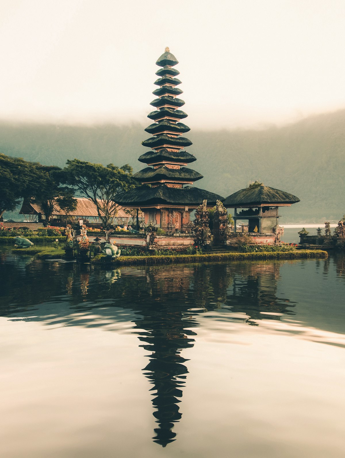 Templo Ulun Danu Beratan reflejado en el lago, Bali