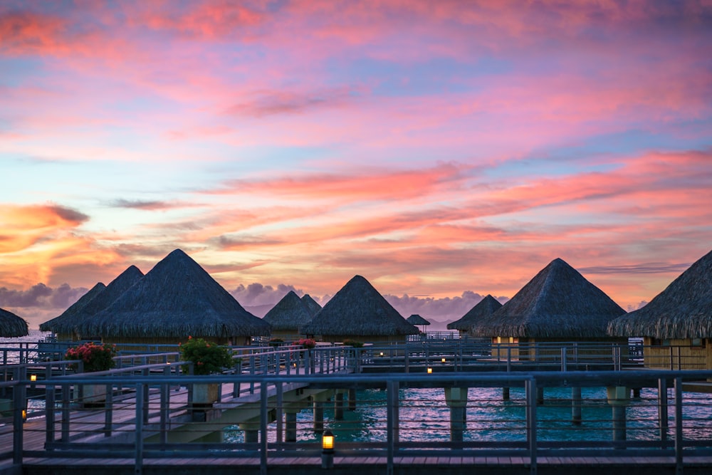 Bungalows sobre el agua al atardecer en Bora Bora