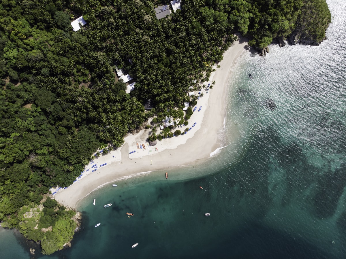 Playa de selva y aguas turquesa desde el aire, Costa Rica