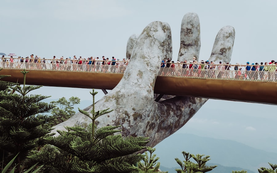 Puente Dorado sostenido por manos gigantes en Ba Na Hills, Da Nang