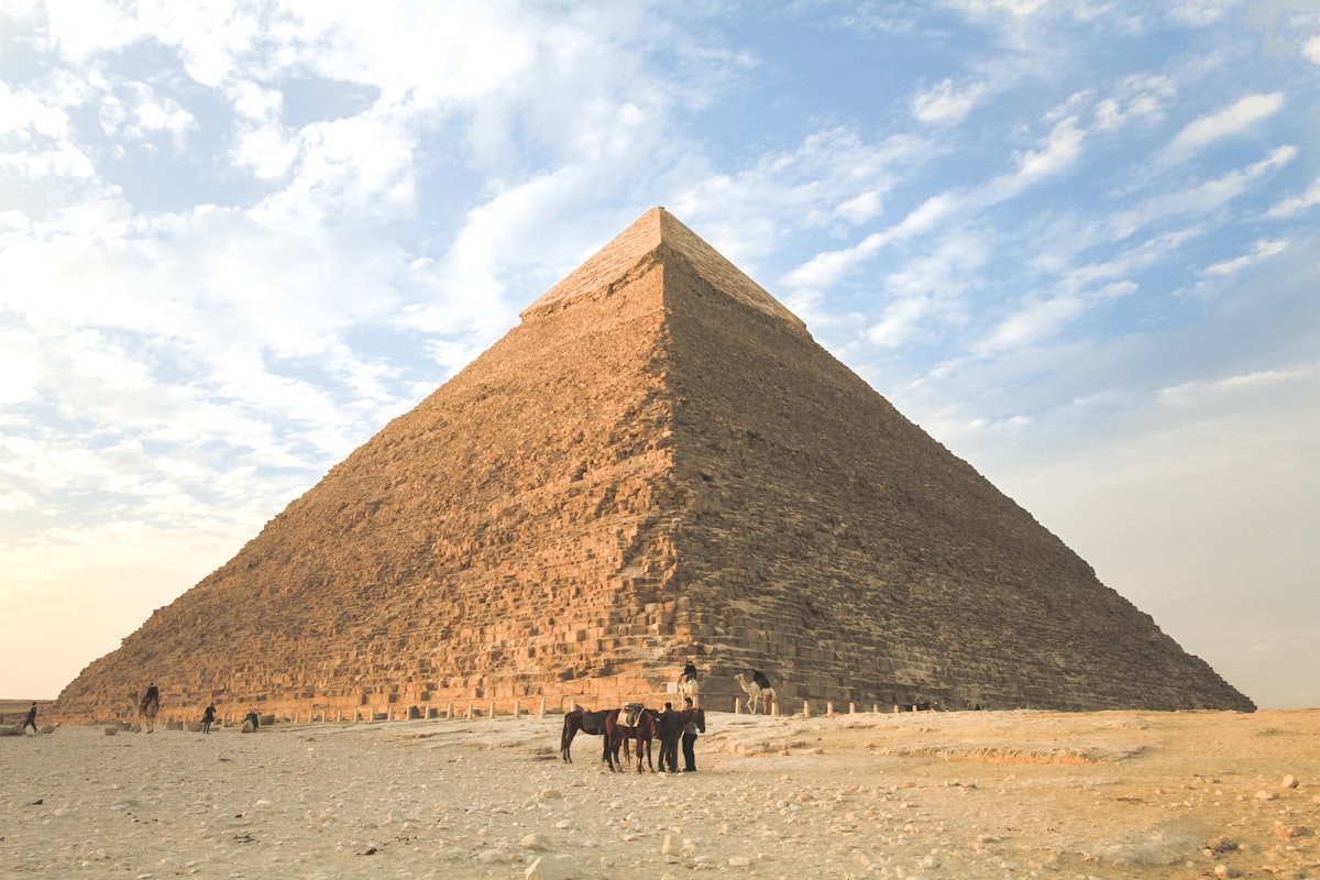 La Gran Pirámide de Giza bajo el cielo azul