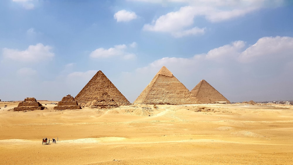 Panorámica de las pirámides de Giza en el desierto