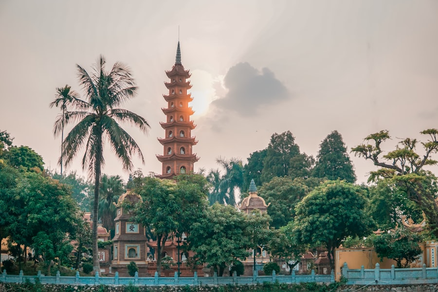Pagoda Tran Quoc entre palmeras, Hanói