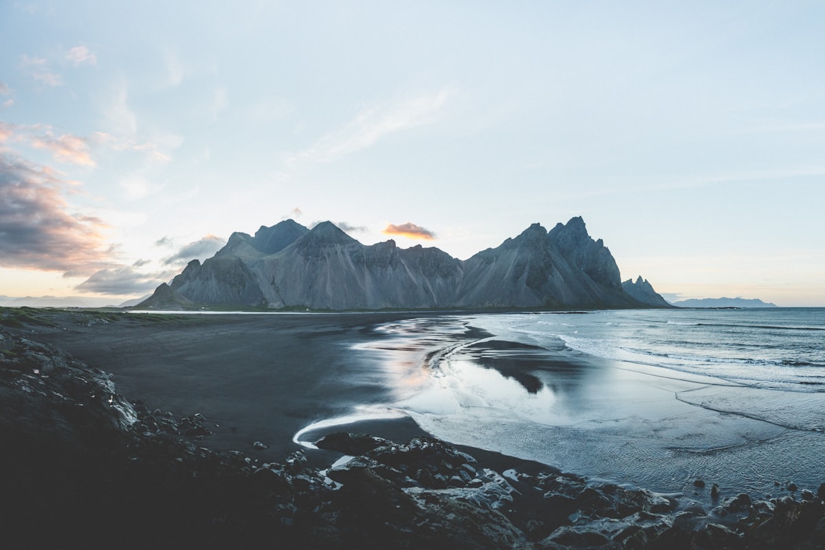 Montañas de Vestrahorn sobre la playa negra, este de Islandia