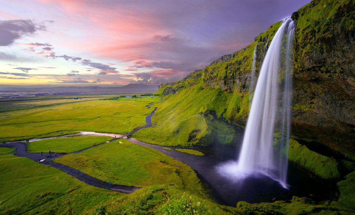 Cascada de Seljalandsfoss al atardecer, Islandia
