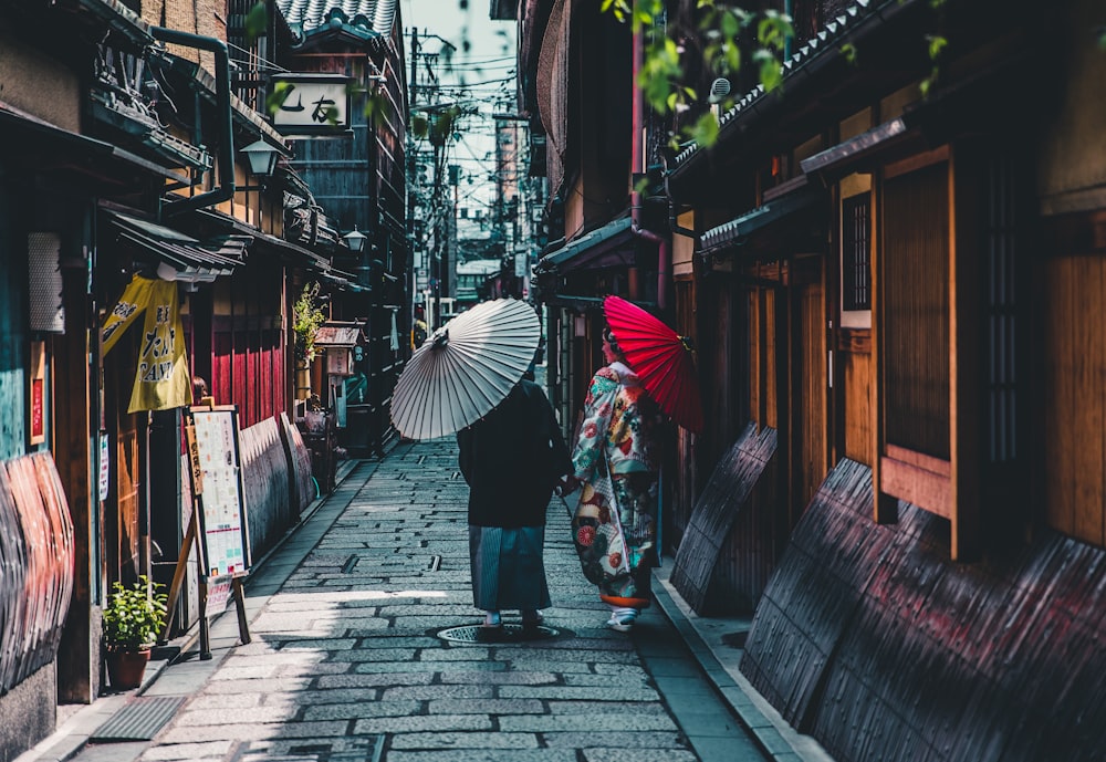 Callejón tradicional japonés con viandantes en kimono