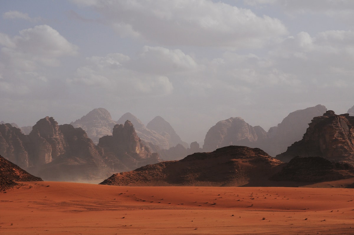 Formaciones rocosas del desierto de Wadi Rum al atardecer
