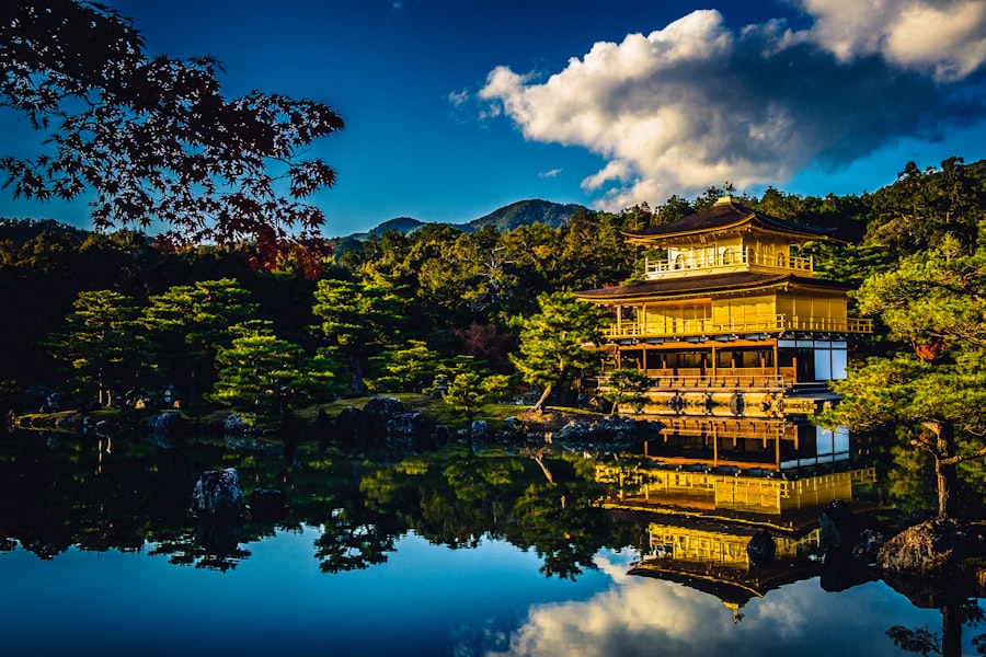 Pabellón Dorado (Kinkaku-ji) reflejado en el estanque, Kioto