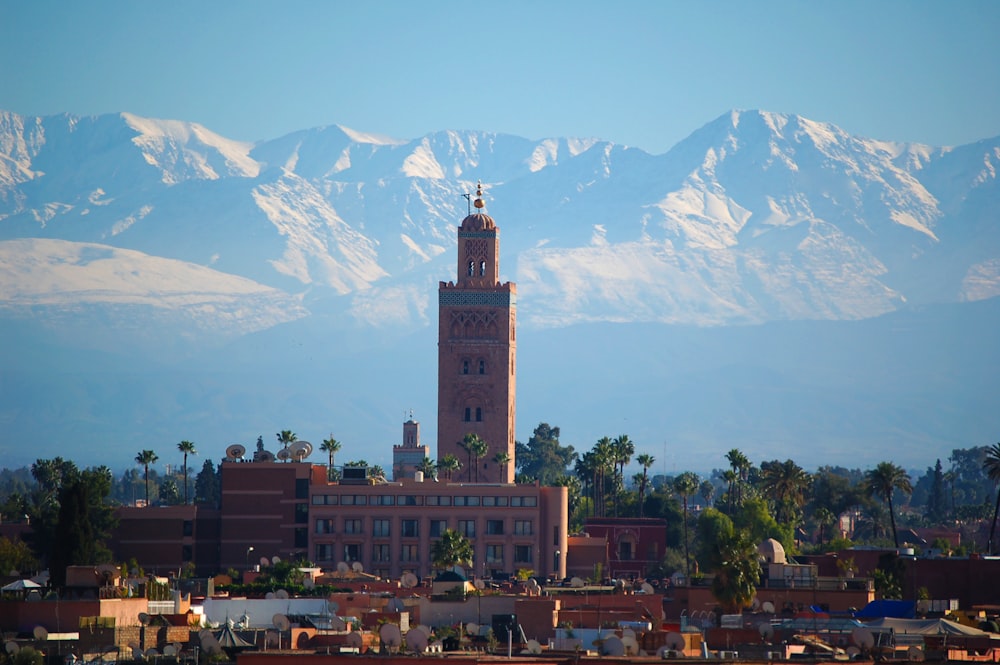 La Koutoubia de Marrakech con el Atlas nevado al fondo