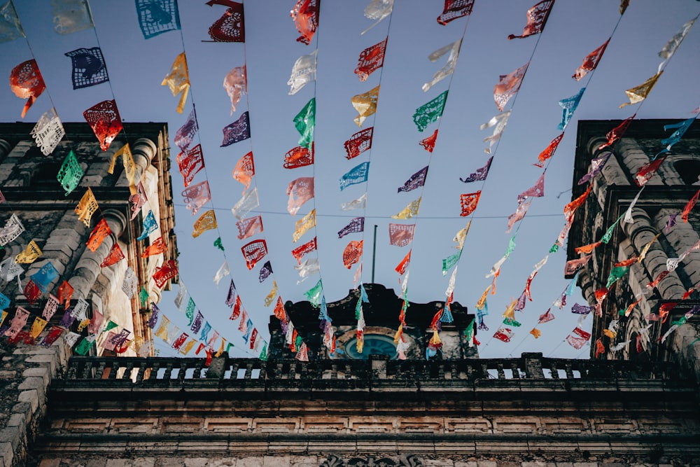 Banderines de papel picado en una calle mexicana
