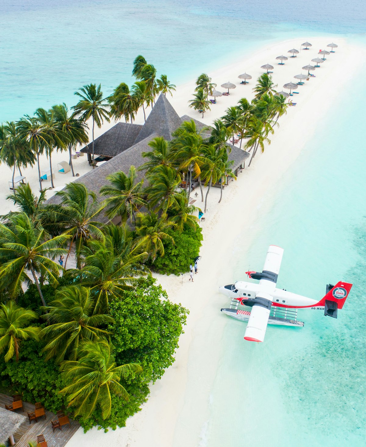 Playa de atolón con avioneta