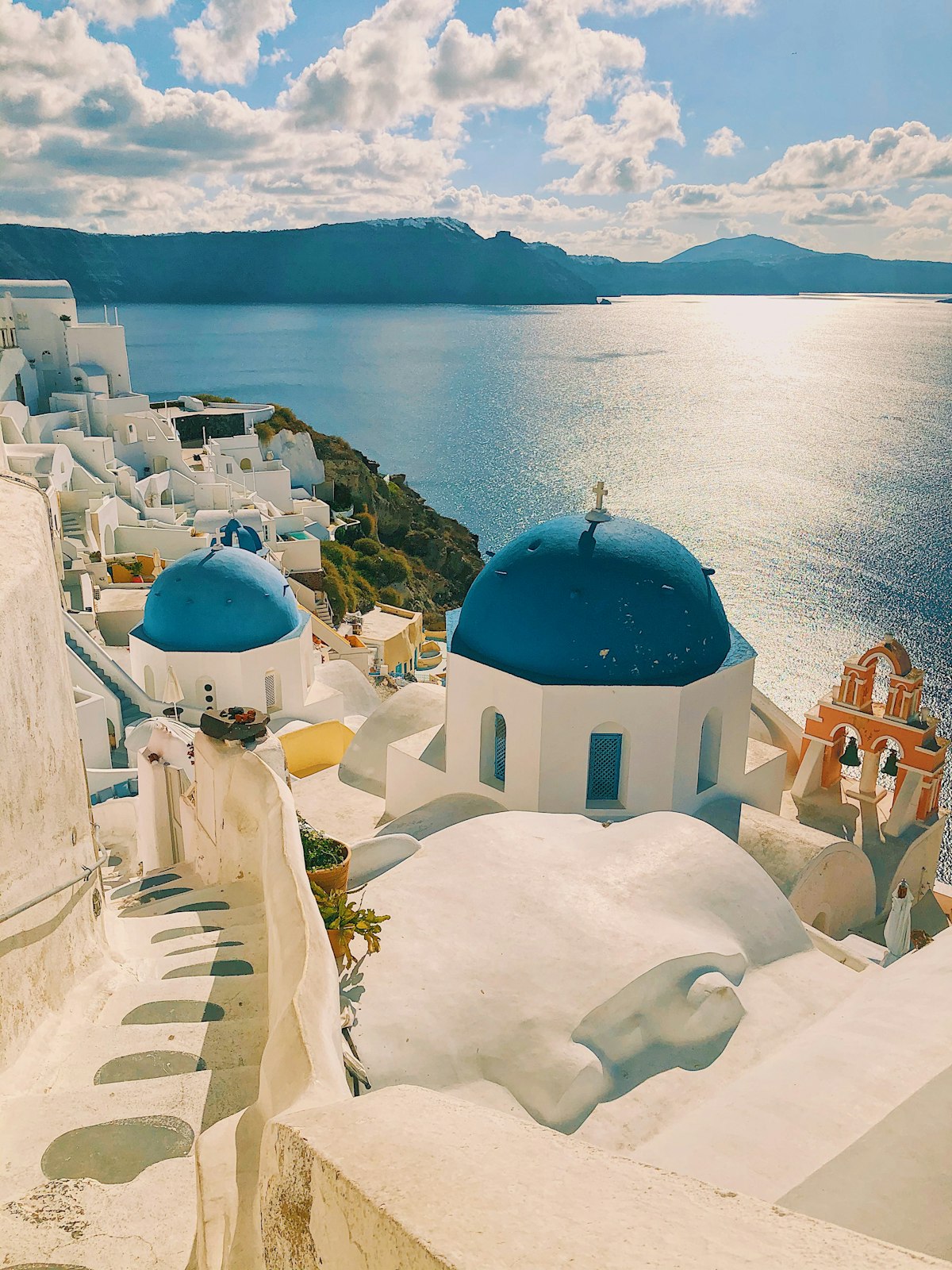 Cúpulas azules de Oia sobre el mar Egeo, Santorini
