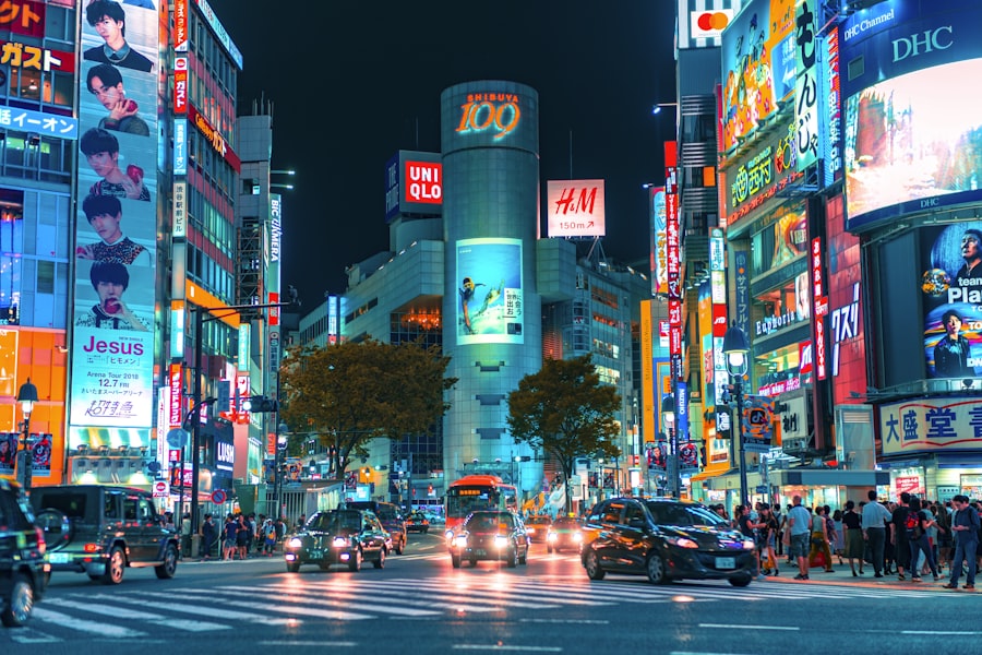 Cruce de Shibuya de noche con sus pantallas de neón