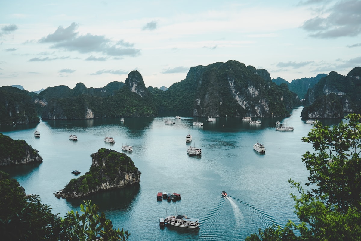 Bahía de Halong con sus islotes kársticos y barcos turísticos
