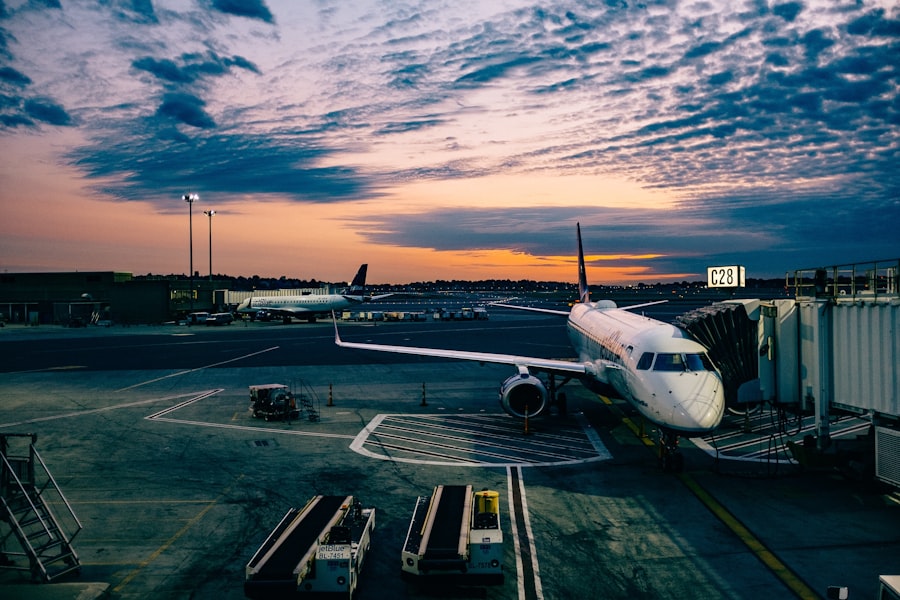 Avión al anochecer en el aeropuerto